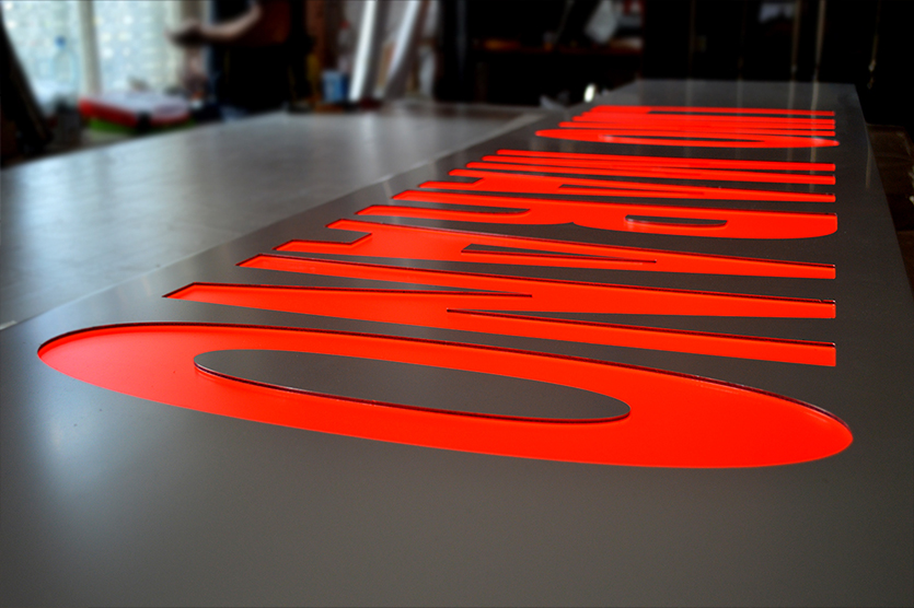 Основу фрезерованного короба составляет металлический каркас, на котором устанавливают лицевую и торцевые панели, сделанные из композита. На заднюю панель из ПВХ пластика толщиной 5 мм крепят светодиоды. В лицевой части фрезеруются буквы и изображения, которые заполняются акрилом.