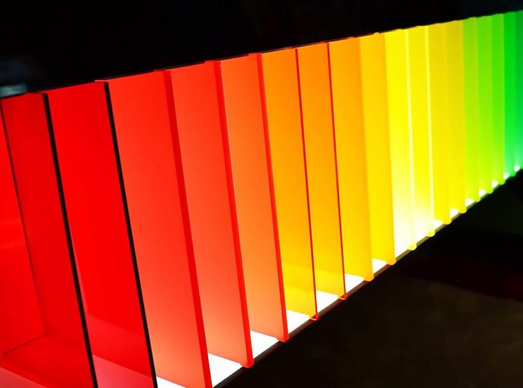 Не соглашайтесь на использование полистирола при производстве вывески. Этот материал стоит недорого, но желтеет на солнце и имеет неровную поверхность, которая выглядит очень неряшливо. Чтобы рекламная конструкция служила несколько лет и не теряла презентабельного вида, лицевую поверхность короба делают из акрила.