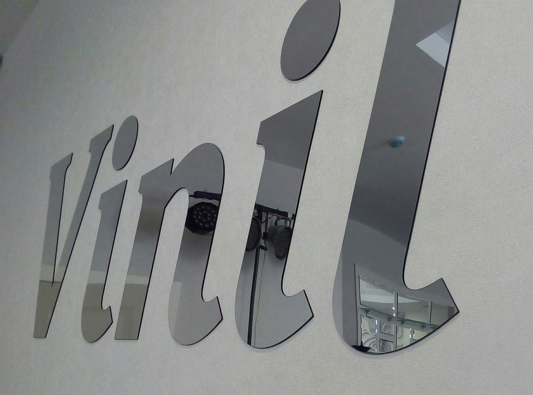 Плоские буквы из металла значительно тяжелее пластиковых, поэтому требуют более надежного крепления, такого как гвоздики. Легкие ПВХ буквы могут крепиться на циноакрилатный клей.