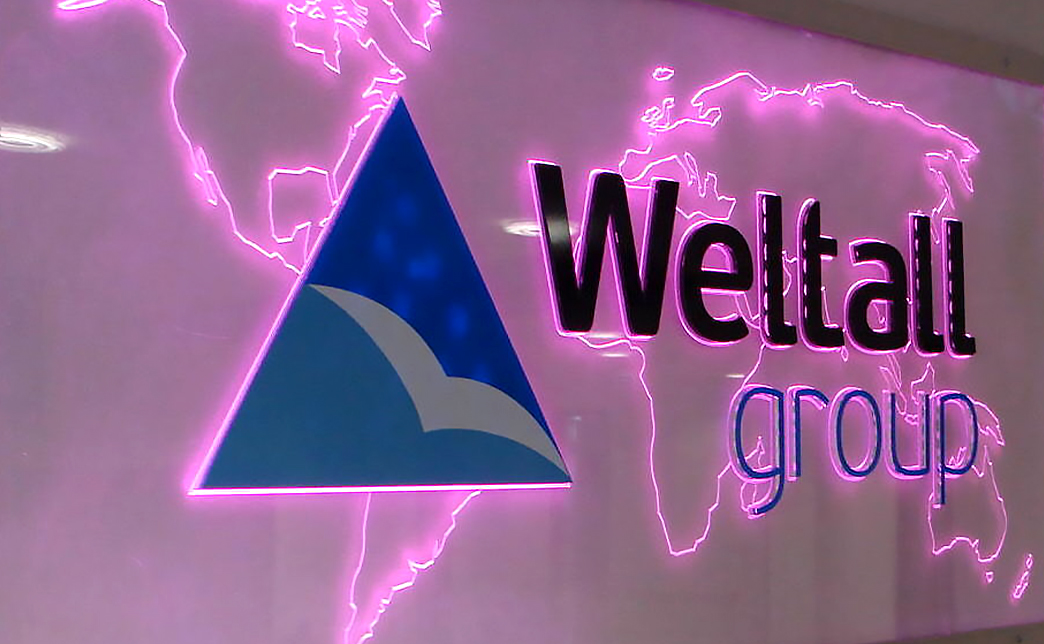 При установке акрилайт-панелей надо учитывать антропометрические принципы. Диапазон высоты 1,5-2,2 метра от уровня пола соответствует естественному углу обзора человека и обеспечивает комфортное восприятие гравированного изображения