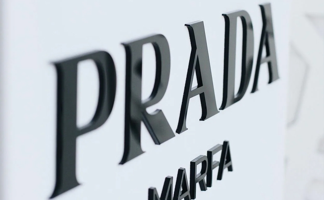 ПВХ и полистирол (аналог акрила) подвержены выцветанию под воздействием ультрафиолетового излучения. Необходимо использовать материалы с УФ-защитой (оргстекло) или наносить специальные защитные покрытия, чтобы предотвратить выцветание и увеличить срок службы вывески.