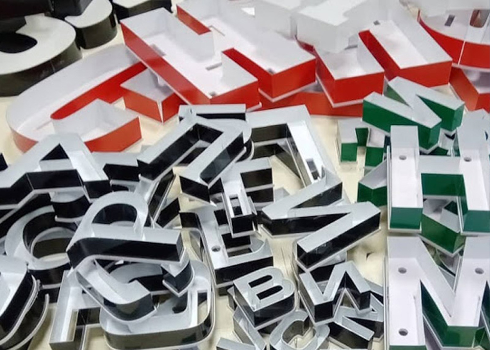 Буквы из жидкого акрила легко чистятся мягкой тканью и неабразивными моющими средствами. При повреждении буквы из жидкого акрила можно ремонтировать. Это продлевает срок службы букв.