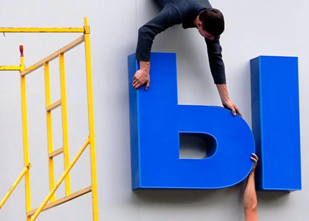 В зависимости от сложности проекта выполнение заказа занимает несколько дней или недель, включая установку. У крышных букв большой размер, и на их изготовление уйдет больше материалов и времени. Еще больше ресурсов придется потратить на монтаж