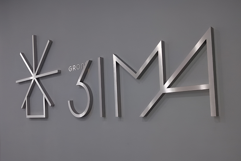 После получения заявки менеджер начинает работу с эскизом поставщика. На этом этапе нужно согласовать размер и внешний вид конструкции, тип подсветки и крепления на поверхности. Когда все детали согласованы, заказчик получает счет. Если макета нет, дизайнер предложит уникальное решение в стилистике бренда.