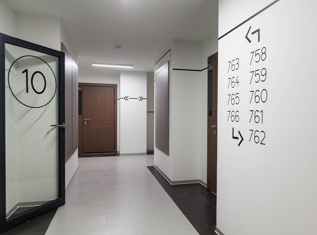 При выборе материалов нужно учитывать условия эксплуатации элементов. Для размещения на улице навигацию можно сделать из композита или нержавеющей стали, которые высокоустойчивы при воздействии влаги и УФ-излучения. Пластиковые и деревянные элементы можно установить внутри здания.