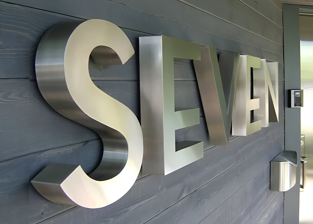 Если конструкция из металлических объемных букв в Пензе не нарушает технических требований, которые предъявляют власти, ей не нужно согласование. Это касается размера и расположения вывески на фасаде. В других населенных пунктах вывеску надо согласовать по подготовленному проекту.