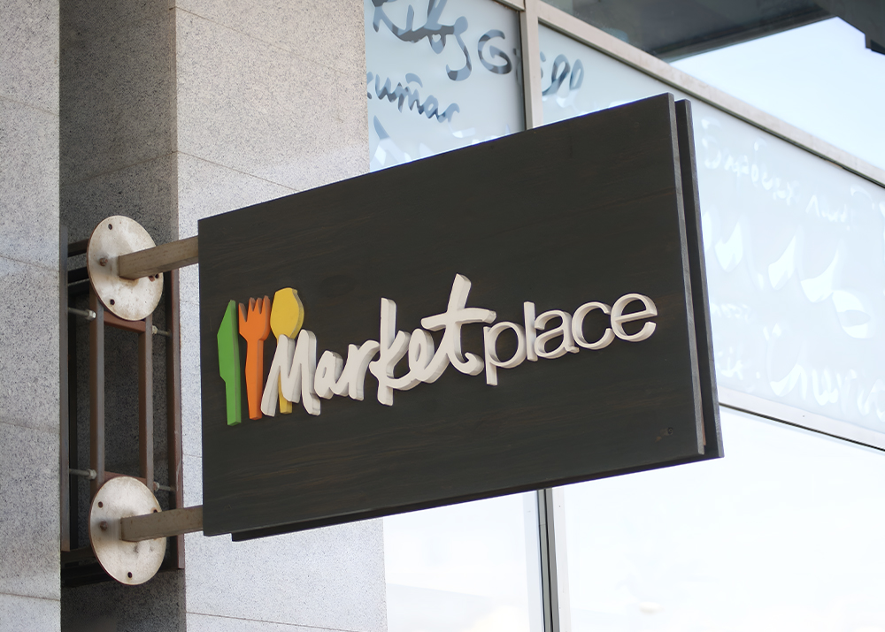 Панель-кронштейн можно сделать односторонней и двусторонней. Односторонние конструкции оптимальны для узких улиц с ограниченным обзором. Двусторонние решения идеальны для оживленных перекрестков и широких улиц, обеспечивая видимость с нескольких направлений одновременно.