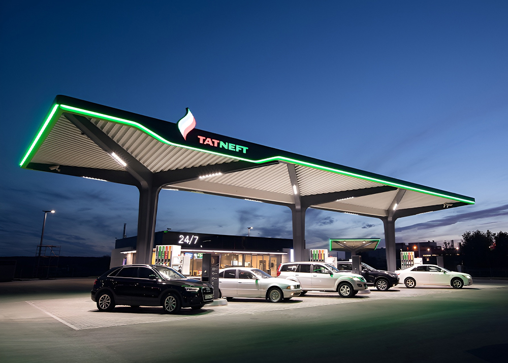 После монтажа требуется регулярная проверка креплений, подсветки и состояния материалов, особенно в зимний период. Производители часто предлагают сервисное обслуживание, которое обычно заказывается и оплачивается отдельно.