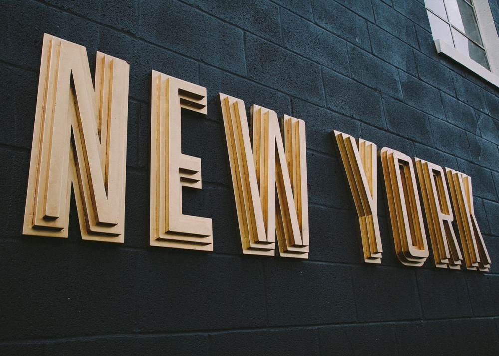 Чтобы не пришлось демонтировать вывеску, помните о правилах, регулирующих размещение рекламы в том или ином регионе. В некоторых населенных пунктах могут быть ограничения по использованию шрифтов или размеров вывески. Высказывайте свои пожелания, но доверяйте производителю в разработке дизайн проекта, соответствующего всем нормам.