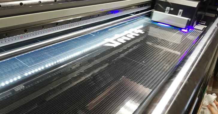 Точная цветопередача требует калибровки. Даже малейшие отклонения в настройках принтера или освещении могут изменить оттенок. Например, Pantone-цвета иногда нужно корректировать вручную.