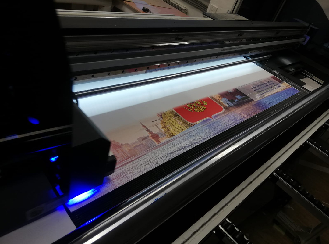 Печать на темных поверхностях требует белой подложки, иначе цвета будут тусклыми. Например, чернила на черном пластике без подложки почти незаметны.