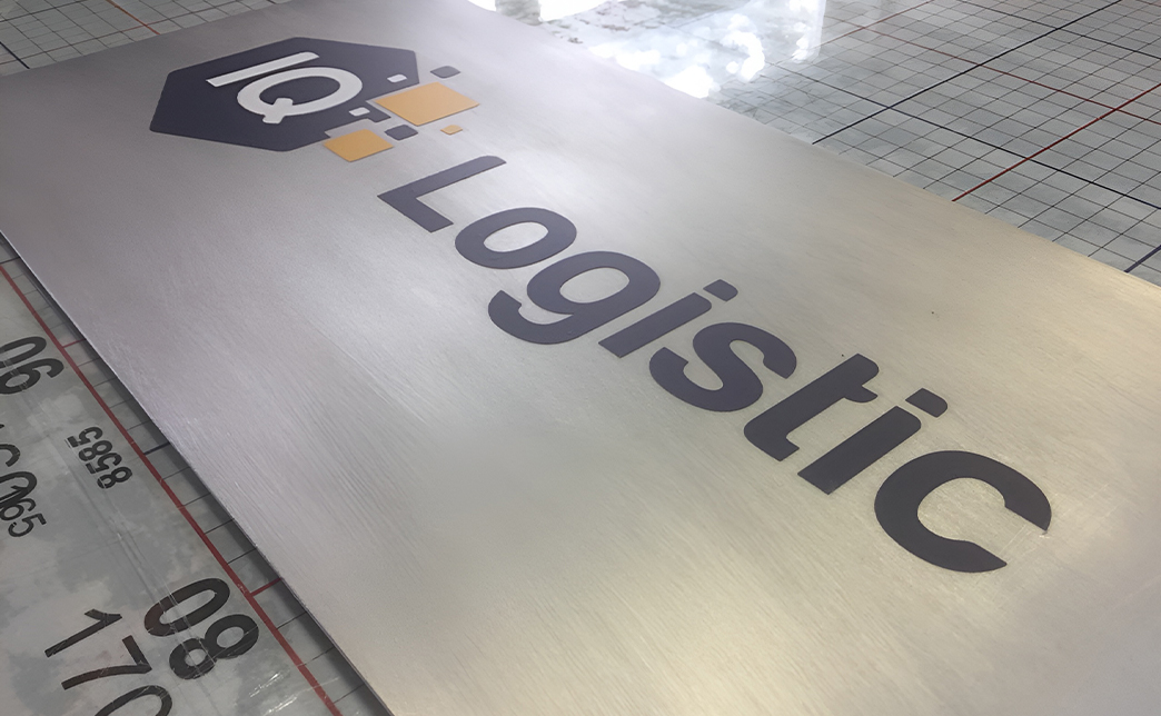 С помощью УФ-лаков можно создавать рельефные текстуры — например, имитацию дерева, песка или объемного текста. Это дает продукции тактильную выразительность, премиальность и оригинальность, недостижимые при стандартной печати.