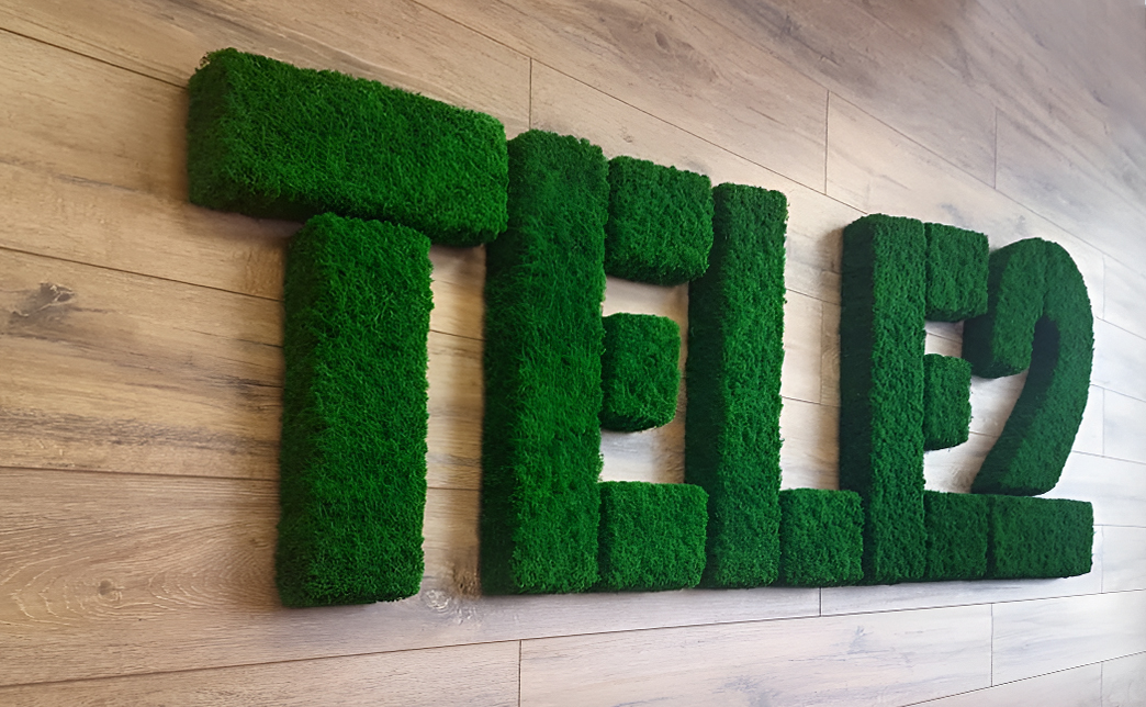 Для надежного крепления вывески необходима идеально ровная поверхность и основа, подложка. Небольшое изделие монтируют к стене с помощью двустороннего скотча. Чаще всего для установки используют специальный клей, саморезы, дюбели или жидкие гвозди. 