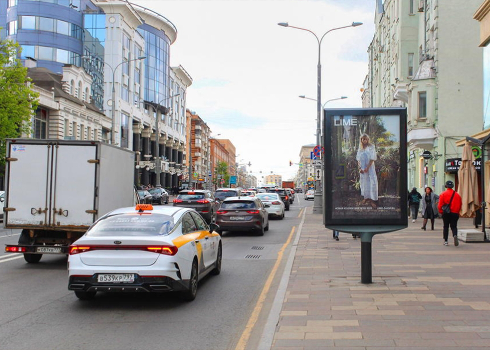 Опоры могут устанавливаться разными способами: бетонированием, креплением на анкеры или с помощью винтовых свай. Остановочные павильоны надежно фиксируются к тротуару. Для цифровых экранов нужно подвести электропитание и предусмотреть защиту от перепадов напряжения.