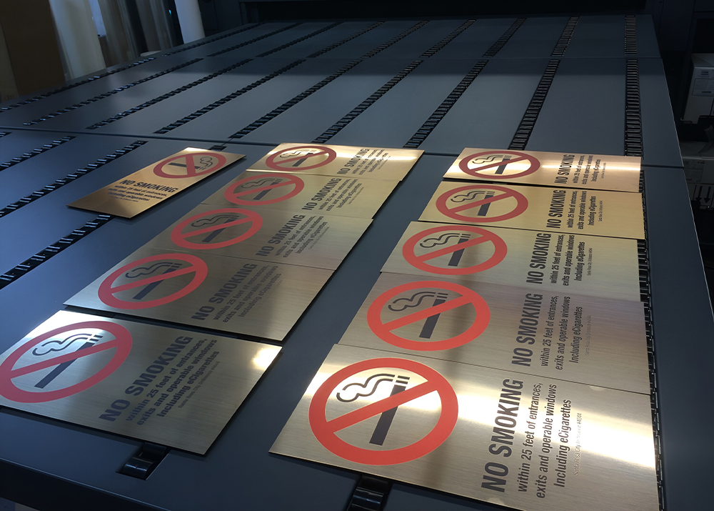 УФ-печать — одна из таких технологий, которая наносит непрозрачный белый цвет даже на темные поверхности. Это расширяет возможности для дизайна, создавая контрастные и яркие изображения без проблем с фоном.