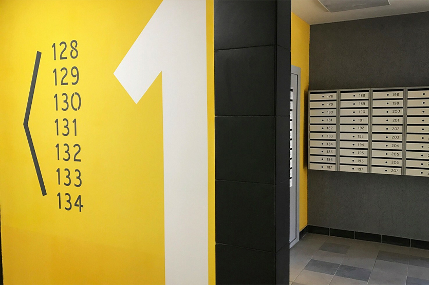 Светлые цифры на темном фоне видны лучше, чем темные на светлом. Улучшить видимость в темноте могут некоторые покрытия, например, световозвращающие пленки.