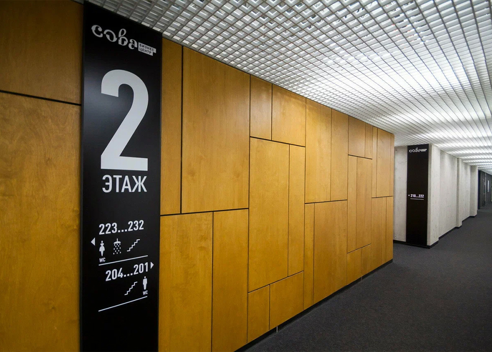 Монтаж зависит от типа стен. На бетон и кирпич крепят дюбелями, на гипсокартон – анкерами, на стекло – присосками или специальным клеем, который держит даже при перепадах температуры. Если стена неровная, возможно, потребуется подложка или гибкое крепление.